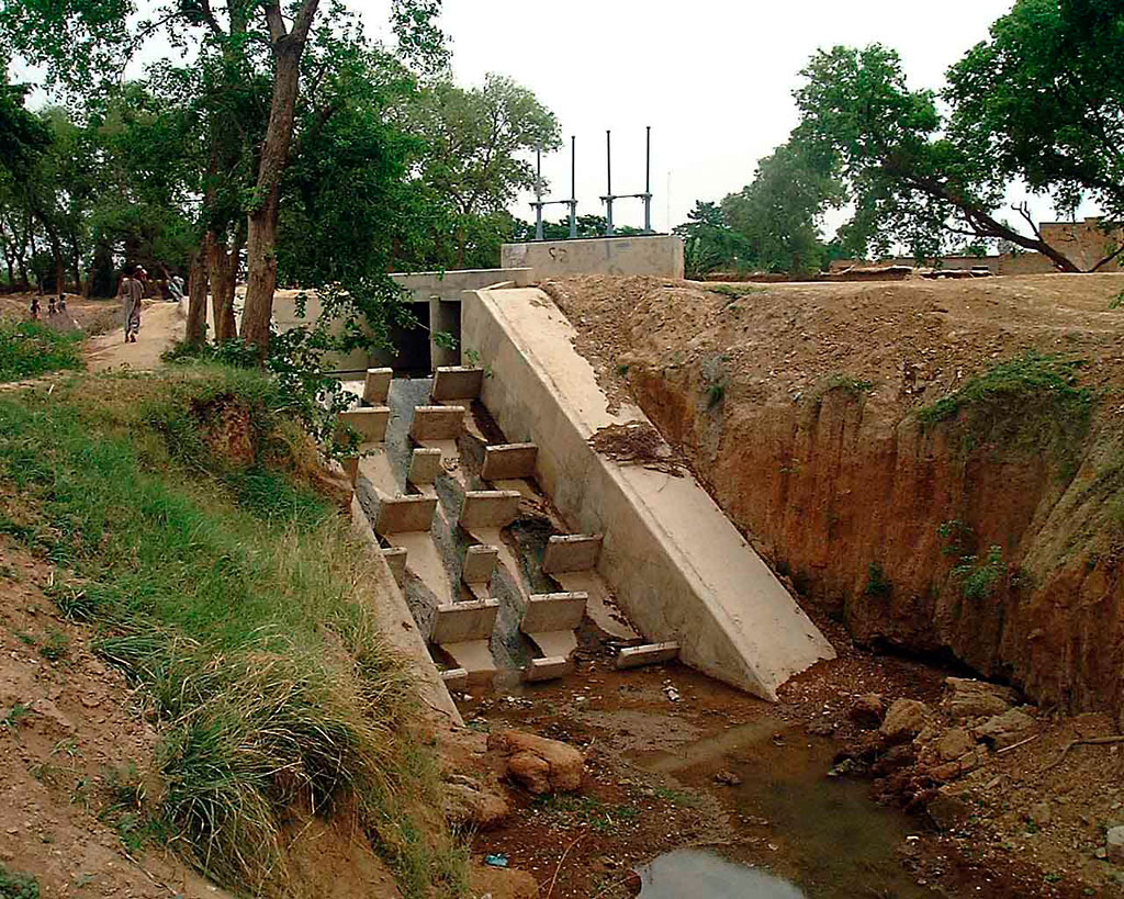 Sloped Chute with Baffle Blocks