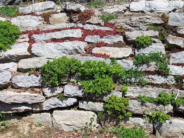 Stone retaining wall